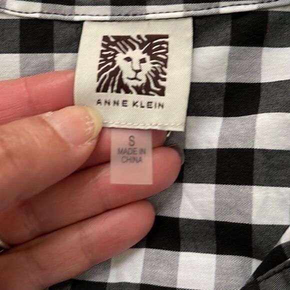 Anne Klein Button down shirt. Size Small - Picture 6 of 6